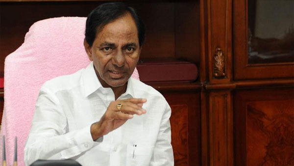వ్యక్తిగత పనుల కోసమే కేసీఆర్ ఢిల్లీకి వెళ్లారు. మండిపడుతున్న ప్రతిపక్షాల నేతలు