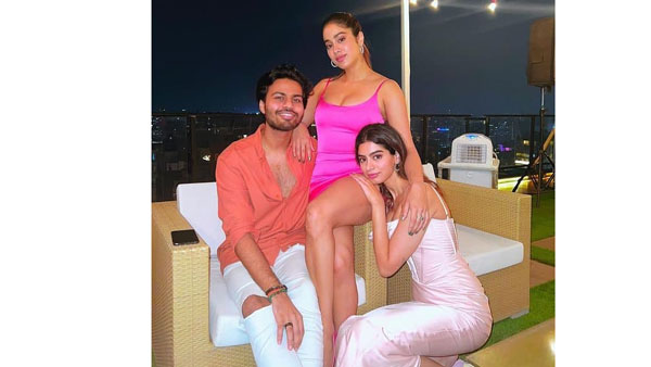 జాన్వీ కపూర్ స్పెషల్ అట్రాక్షన్ జాన్వీ కపూర్ స్పెషల్ అట్రాక్షన్