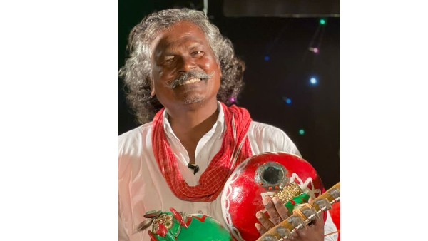 ఆర్టీసీపై ఆశువుగా పాడిన పాటకు మంచి రెస్పాన్స్ తో మొగులయ్య కు ఆఫర్ ఆర్టీసీపై ఆశువుగా పాడిన పాటకు మంచి రెస్పాన్స్ తో మొగులయ్య కు ఆఫర్