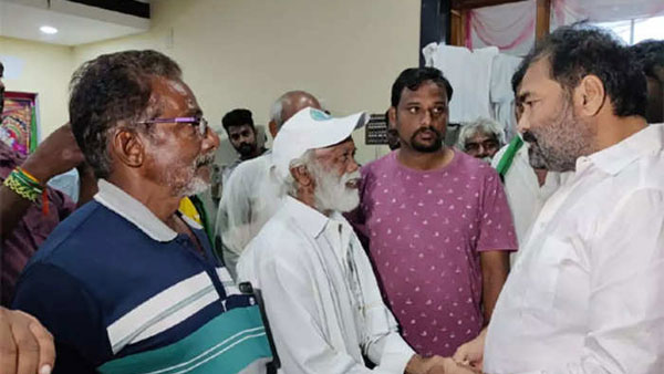 రైతుల మహా పాదయాత్రకు వైసీపీ ఎమ్మెల్యే సంఘీభావం రైతుల మహా పాదయాత్రకు వైసీపీ ఎమ్మెల్యే సంఘీభావం