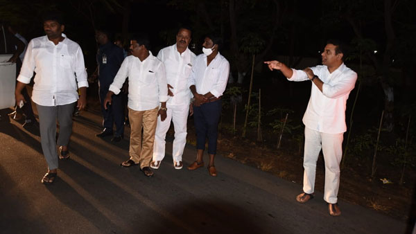 రాత్రి సమయంలో రోడ్డు ప్రమాదంలో గాయపడి..