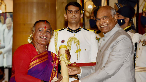 కరతాళ ధ్వనులతో..