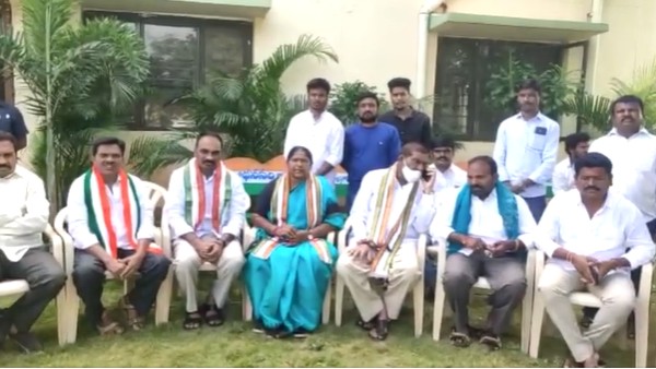 రైతులను మోసం చేస్తున్న కేంద్ర, రాష్ట్ర ప్రభుత్వాలు.. ధ్వజమెత్తిన సీతక్క