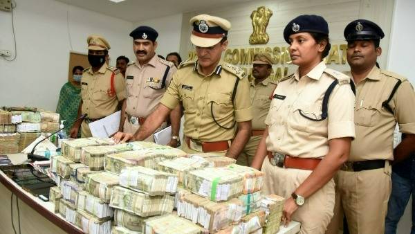 ముంబై కేంద్రంగా సాగే ఆన్ లైన్ బెట్టింగ్ దందా...ఏపీ, తెలంగాణా రాష్ట్రాలకు బుకీగా ప్రసాద్ ముంబై కేంద్రంగా సాగే ఆన్ లైన్ బెట్టింగ్ దందా...ఏపీ, తెలంగాణా రాష్ట్రాలకు బుకీగా ప్రసాద్