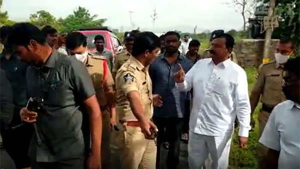 ఎవరు దౌర్జన్యం చేస్తున్నారో తెలుసు.. ఎవరు దౌర్జన్యం చేస్తున్నారో తెలుసు..