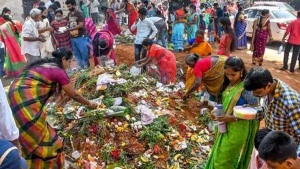నాగుల చవితికి పోటెత్తిన మహిళా భక్తులు నాగుల చవితికి పోటెత్తిన మహిళా భక్తులు