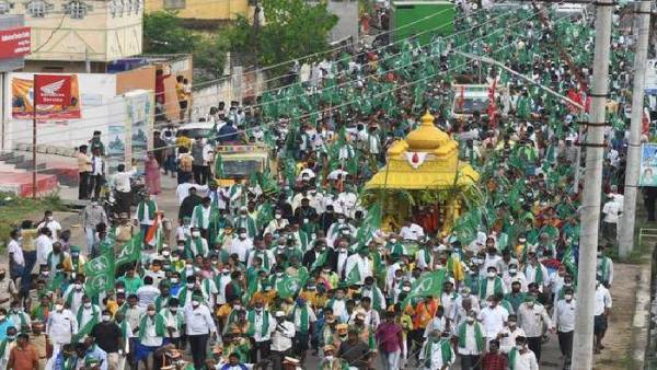 మహిళా రైతులకు చీరలు పెట్టి మరీ ..రాజధాని రైతులకు నేతన్నల మద్దతు