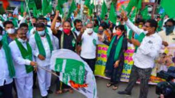 కళ్ళకు గంతలు కట్టుకుని అమరావతి రైతుల వినూత్న నిరసన