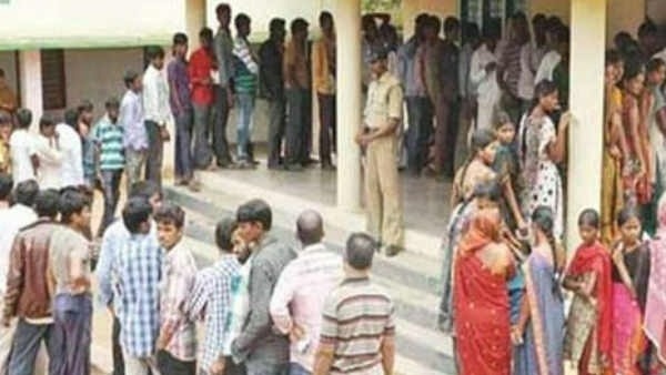 18సంవత్సరాలు నిండిన వాళ్లు ఓటరుగా నమోదు చేసుకోవాలి.. మార్గదర్శకాలు విడుదల 18సంవత్సరాలు నిండిన వాళ్లు ఓటరుగా నమోదు చేసుకోవాలి.. మార్గదర్శకాలు విడుదల