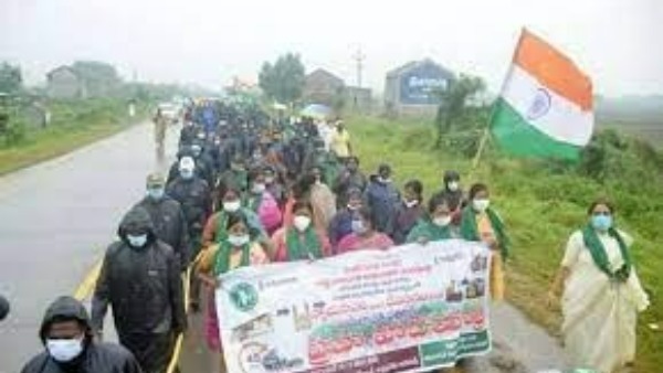 వర్షంలోనూ సాగుతున్న అమరావతి రైతుల పాదయాత్ర 