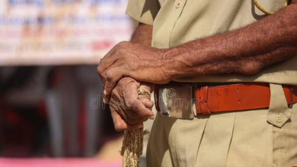  పోలీస్ స్టేషన్ లో గొంతు కోసుకున్న భర్త