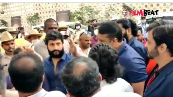 పాస్ లు ఉంటేనే వదలండి.... లేదంటే లేదు పాస్ లు ఉంటేనే వదలండి.... లేదంటే లేదు