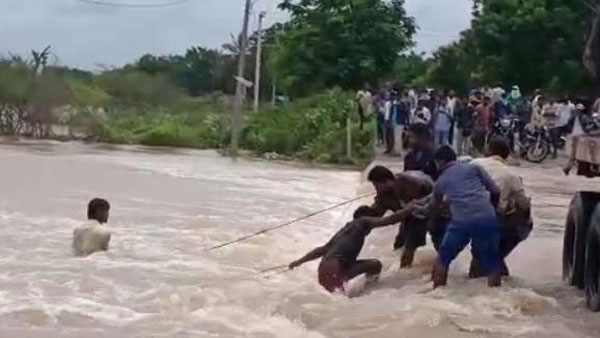 తిరుపతిలో 70 కాలనీలు జలదిగ్బంధం