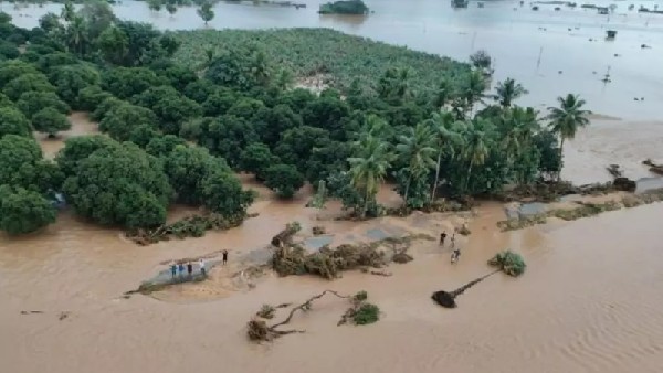 చెరువుకు గండి భయంతో ఇతర ప్రాంతాలకు ప్రజలు