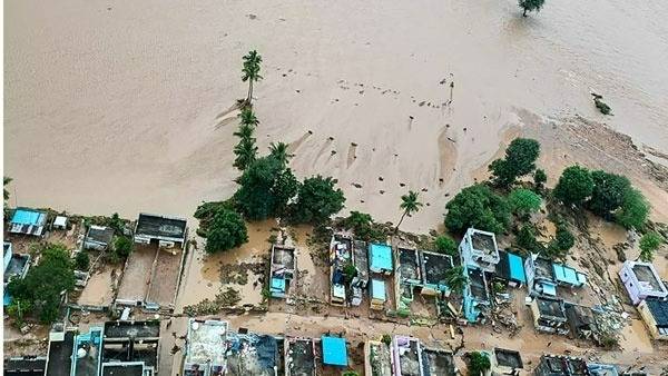 ఇంకా ముంపులోనే అనేక గ్రామాలు, పట్టణాలు