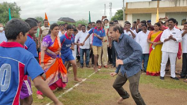  రోజా చారిటబుల్ ట్రస్ట్ స్పోర్ట్స్ మీట్ ను ప్రారంభించిన రోజా దంపతులు .. 