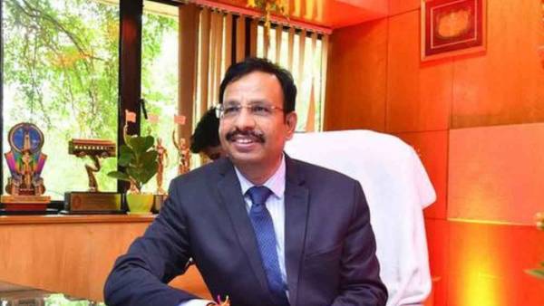 యాదగిరి గుట్ట నుండి బస్సులు బుక్ చేసుకున్న కొత్త పెళ్లి జంటను ఆశీర్వదించిన సజ్జనార్ 