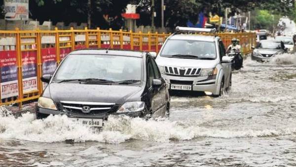 రోడ్లో ఏవో ..... గుంతలు ఏవో కనుక్కోవడం కష్టం