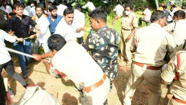 లాఠీ ఛార్జీ చేసిన పోలీసులు