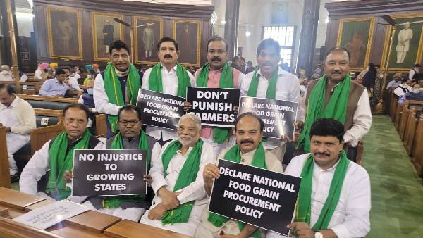 రైతుల కోసం ఆందోళన..ధాన్యం సేకరణపై గులాబీ ఎంపీల వాయిదా తీర్మానం