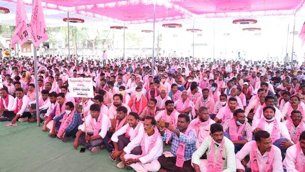 నిరసనల పట్ల తెలంగాణలో భిన్నాబిప్రాయాలు.. మాక్కూడా అనుమతులివ్వాలంటున్న విపక్షాలు నిరసనల పట్ల తెలంగాణలో భిన్నాబిప్రాయాలు.. మాక్కూడా అనుమతులివ్వాలంటున్న విపక్షాలు