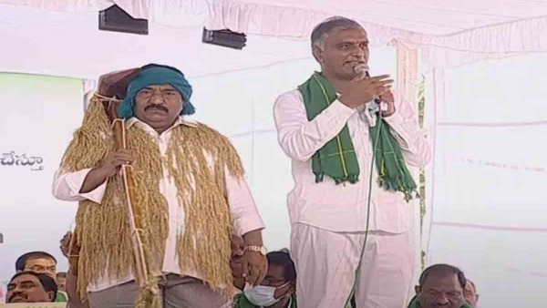 ఒళ్లంతా వడ్ల కంకులతో, భుజంపై నాగలి పెట్టుకుని నిరసన ఒళ్లంతా వడ్ల కంకులతో, భుజంపై నాగలి పెట్టుకుని నిరసన