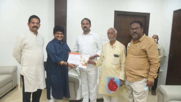 after sexual harrassment row, singer ghazal srinivas re-entry and invite alla nani to his programme