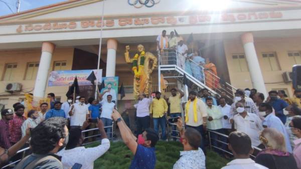  అడ్డుకుంటున్న పోలీసులు