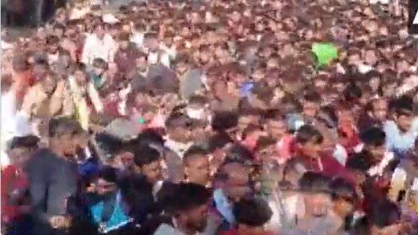 Gujarat: A large number of people gathered in Banaskantha area for 600 posts of Gram Raksha Dal Gujarat: A large number of people gathered in Banaskantha area for 600 posts of Gram Raksha Dal