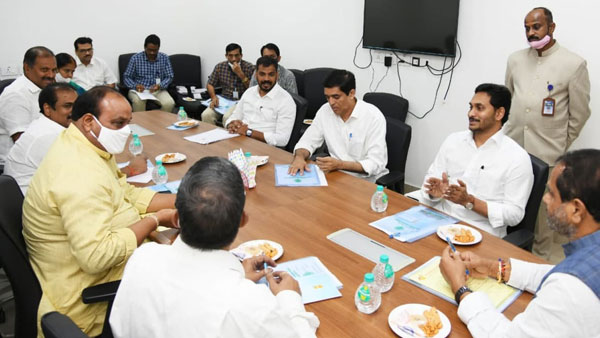 చంద్రబాబును చూడాలని ఉంది: జగన్ సెటైర్లు చంద్రబాబును చూడాలని ఉంది: జగన్ సెటైర్లు