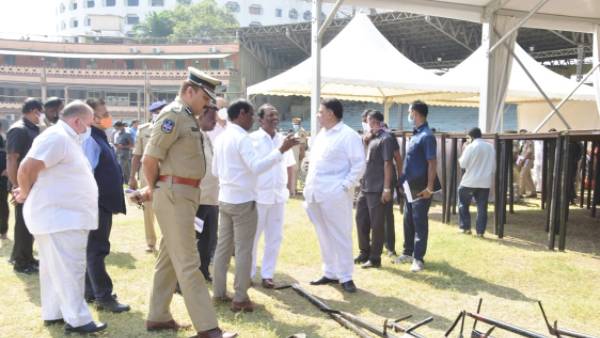  క్రిస్మస్ వేడుకల నిర్వహణకు ఏర్పాట్లు.. దగ్గరుండి పరిశీలించిన మంత్రి కొప్పుల ఈశ్వర్..