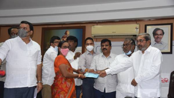  మూడు వేల రూపాయల పెన్షన్..నెలకు వెయ్యి చొప్పున ట్యూషన్ ఫీజు ఇస్తామన్న నారాయణ