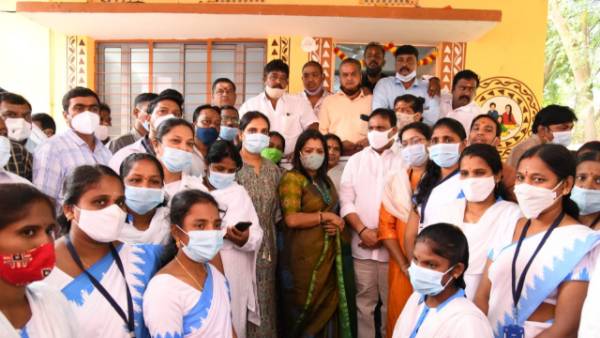 అన్ని మురికి వాడల్లో దవాఖానాలు.. పేదలు ఉపయోగించుకోవాలన్న నగర మేయర్ అన్ని మురికి వాడల్లో దవాఖానాలు.. పేదలు ఉపయోగించుకోవాలన్న నగర మేయర్