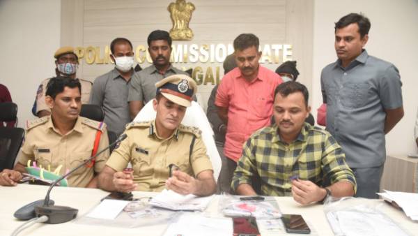 వాహనాల తనిఖీల్లో రబ్బర్ స్టాంపులు .. విచారణతో గ్యాంగ్ గుట్టు రట్టు వాహనాల తనిఖీల్లో రబ్బర్ స్టాంపులు .. విచారణతో గ్యాంగ్ గుట్టు రట్టు