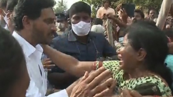 మహిళ కన్నీరు.. అండగా ఉంటానన్న సీఎం జగన్