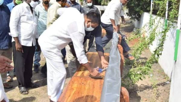 మూడంటే మూడు బెంచీలు ... అందులోనూ ప్రచారమేనా ?