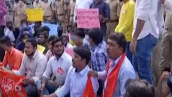 ఇంటర్ బోర్డ్ కార్యాలయం విద్యార్థుల ఎదుట ఆందోళన
