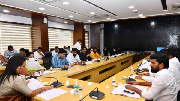  ఔట్ సోర్సింగ్ ఉద్యోగుల సర్వీస్ ఒక సంవత్సరం పొడిగింపు..రిటైర్మెంట్ ఉద్యోగులకు గ్రాట్యుటీ