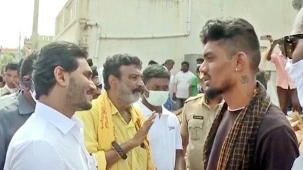 వరద బాధితుల పరామర్శ .. బాధితుల్లో ఒకరికి అవుట్ సోర్సింగ్ ఉద్యోగం