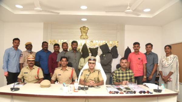 నేరాలలో ఉన్న నిందితుల బెయిల్ కోసం ఓ లాయర్ గుమస్తా నిర్వాకం నేరాలలో ఉన్న నిందితుల బెయిల్ కోసం ఓ లాయర్ గుమస్తా నిర్వాకం