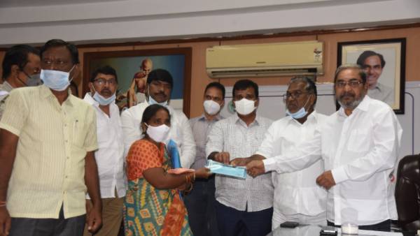  మీడియా అకాడమీ జర్నలిస్టులకు అండ.. కరోనా బాదితులకు ఆర్థిక సాయం