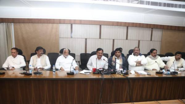 కేంద్రం పచ్చి దొంగాట.. టీఆర్ఎస్ ప్రభుత్వాన్ని దోషిగా చిత్రీకరించే ప్రయత్నం చేస్తోందన్న మంత్రులు కేంద్రం పచ్చి దొంగాట.. టీఆర్ఎస్ ప్రభుత్వాన్ని దోషిగా చిత్రీకరించే ప్రయత్నం చేస్తోందన్న మంత్రులు