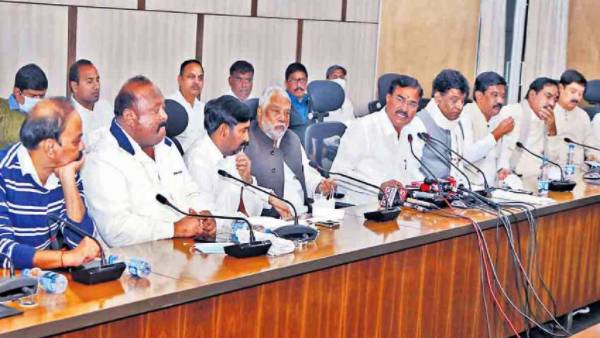 మారని కేంద్ర వైఖరి.. ధాన్యం కొనుగోలులో పంతంపడుతుందన్న రాష్ట్ర మంత్రుల బృందం మారని కేంద్ర వైఖరి.. ధాన్యం కొనుగోలులో పంతంపడుతుందన్న రాష్ట్ర మంత్రుల బృందం