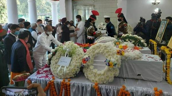 రావత్ ఆత్మకు శాంతి చేకూరాలి.. సీడీఎస్ దంపతుల పార్ధివ దేహానికి పుష్పాంజలి ఘటించిన బండి సంజయ్