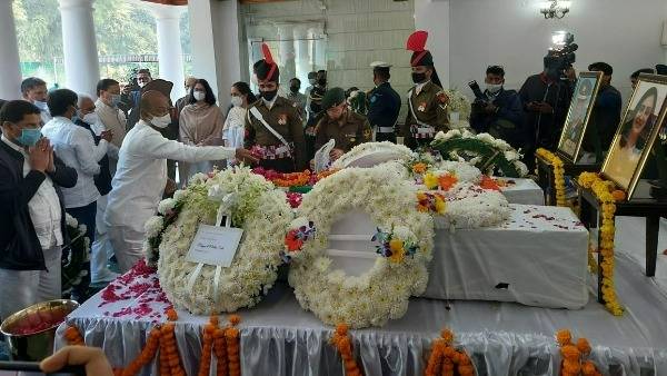 త్రిదళాధిపతి రావత్ సాహసం అసామాన్యం.. రావత్ బౌతిక కాయానికి బండి సజయ్ నివాళి