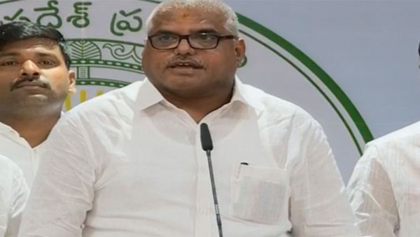 రాజరికపు అహంకారంతో అశోక్ గజపతి ఉన్నారు రాజరికపు అహంకారంతో అశోక్ గజపతి ఉన్నారు