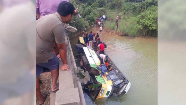 జల్లేరు వాగులో పడిన ఆర్టీసీ బస్సు .. 8 మంది మృతి