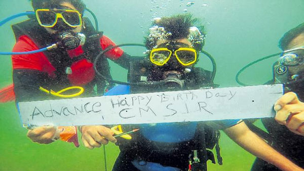 సముద్రగర్భం నుంచి గ్రీటింగ్స్