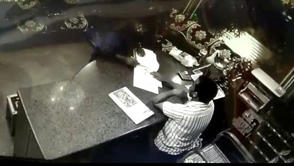 20 లక్షల రూపాయల కెమేరాతో ఉడాయించిన కేటుగాడు