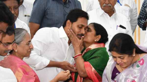 తల్లి విజయమ్మతో కలిసి ప్రార్దనల్లో